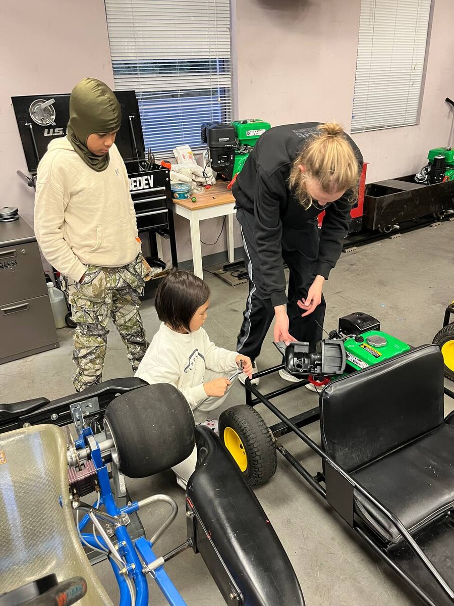 Kids learning engineering at TechnoScout camp